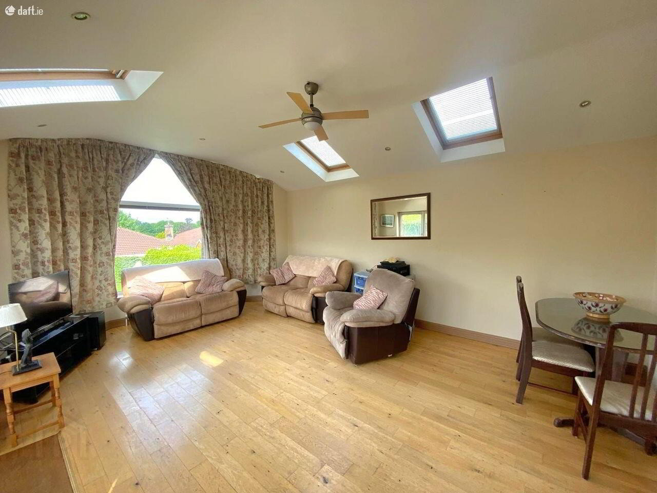 5 Amberley Grove 3 of 12