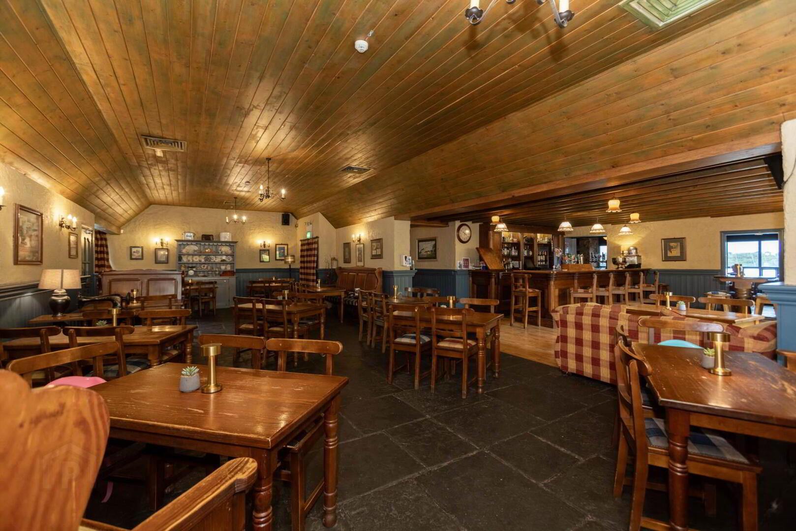 Sextons Bar & Restaurant 9 of 17