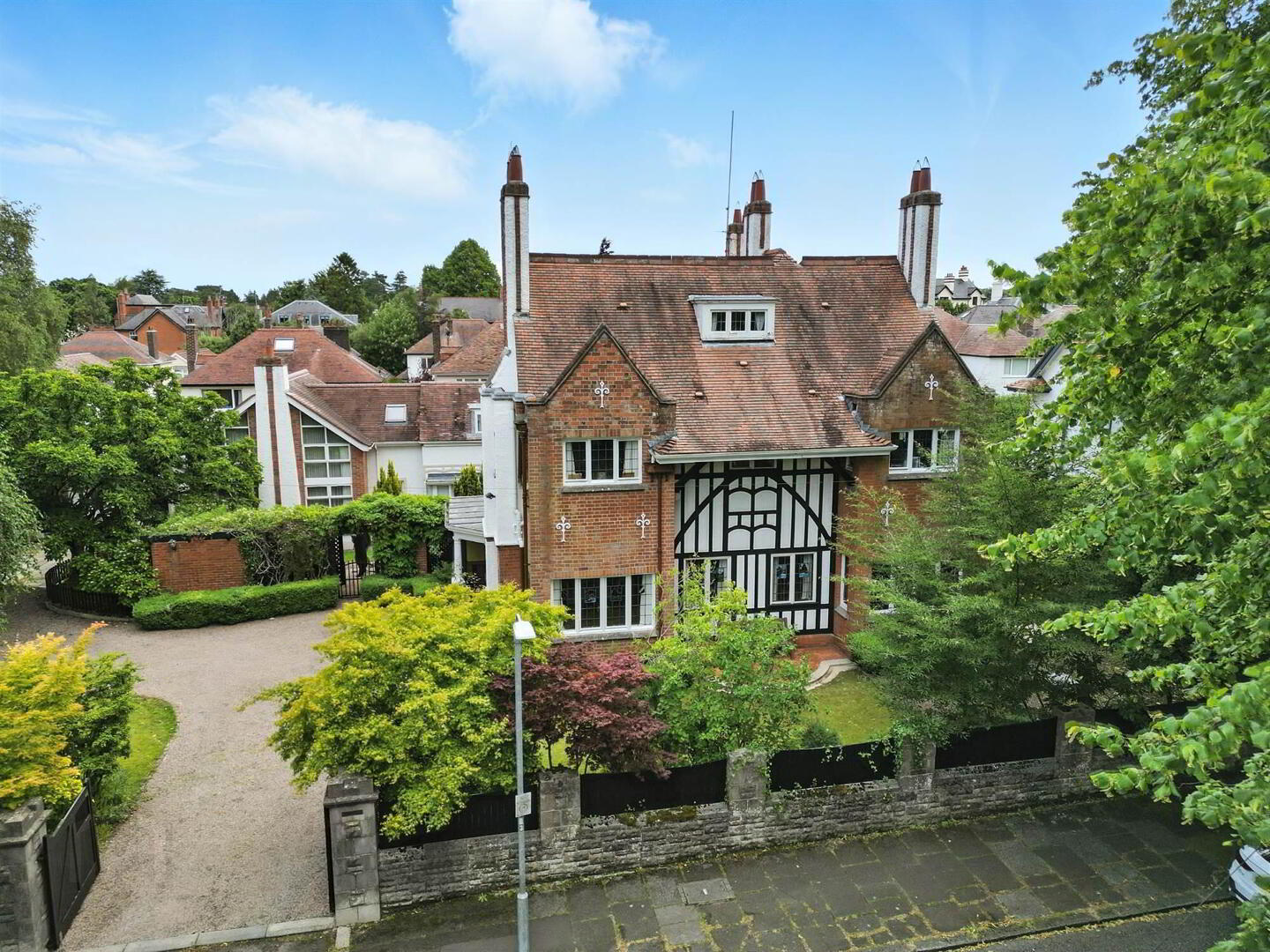 46 & 46a Myrtlefield Park 1 of 37