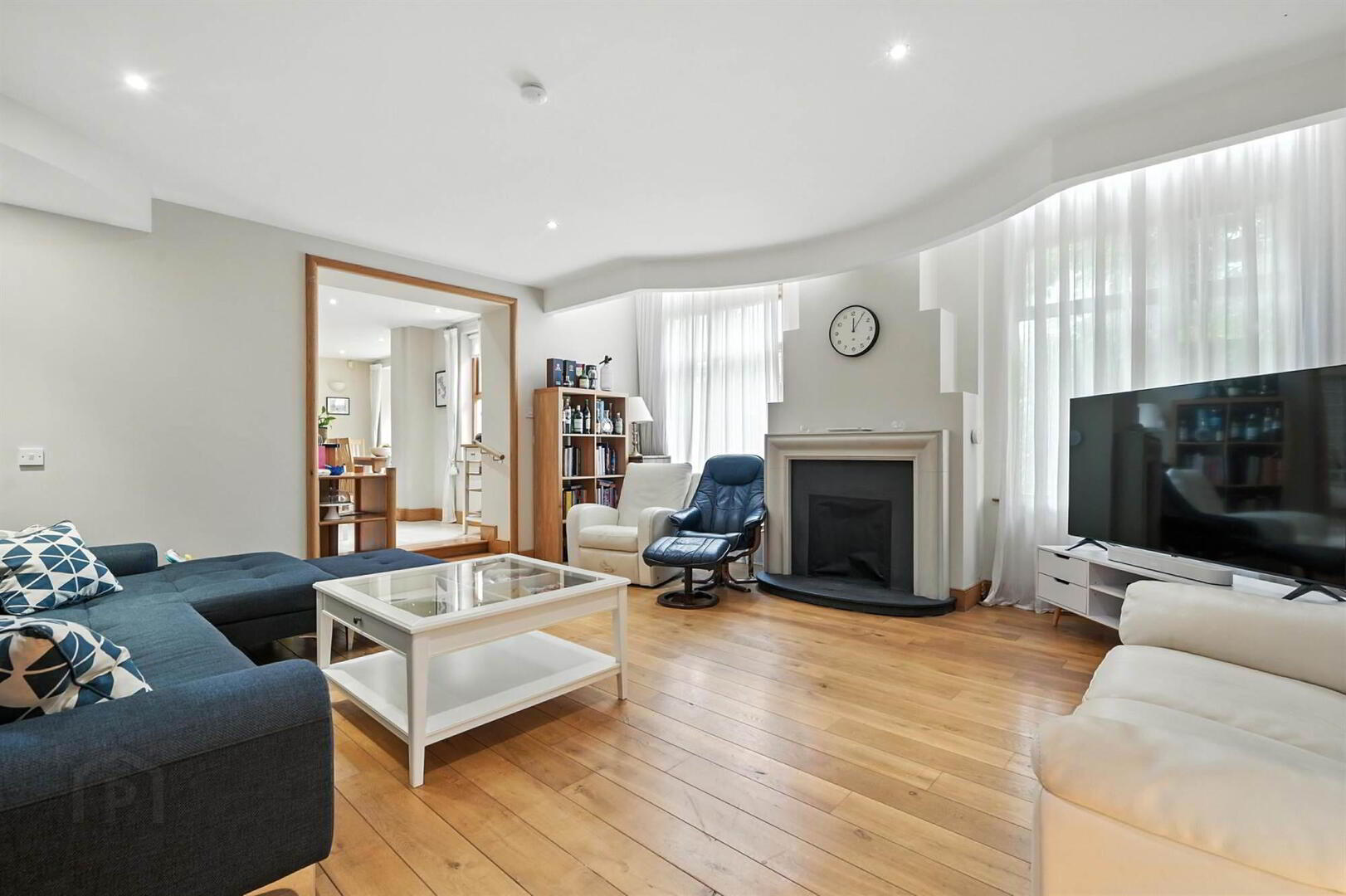 46 & 46a Myrtlefield Park 25 of 37