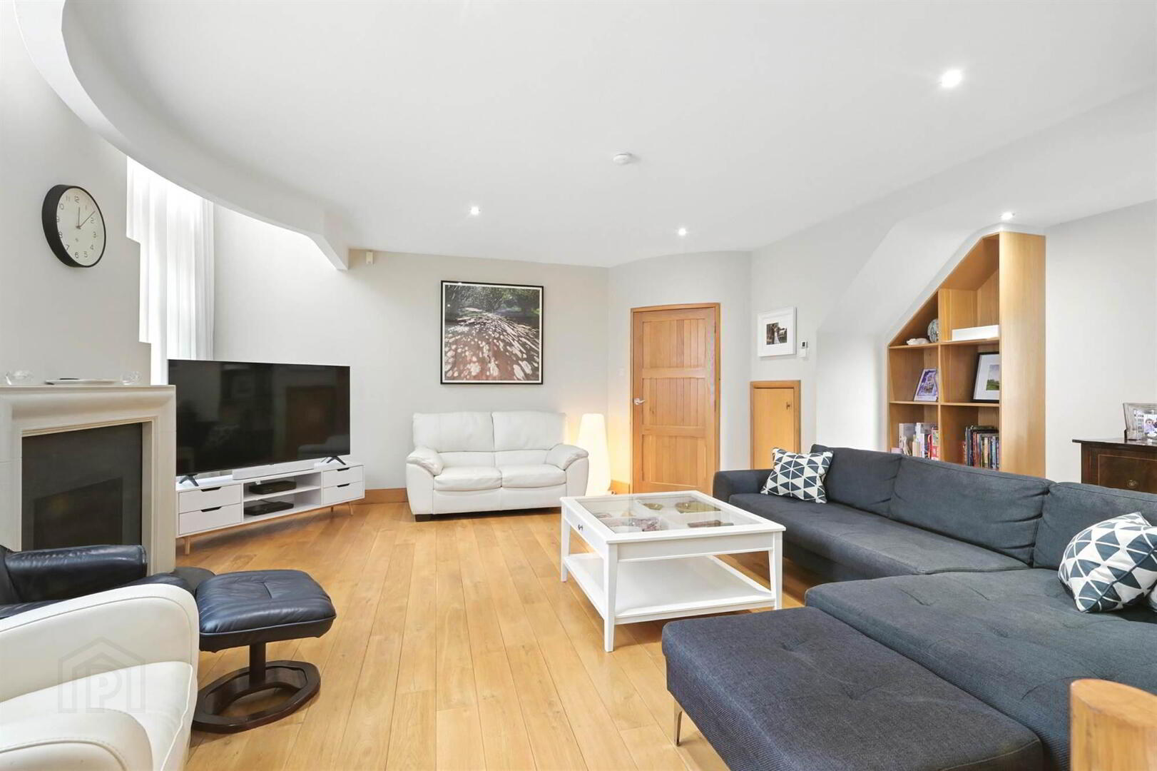 46 & 46a Myrtlefield Park 26 of 37
