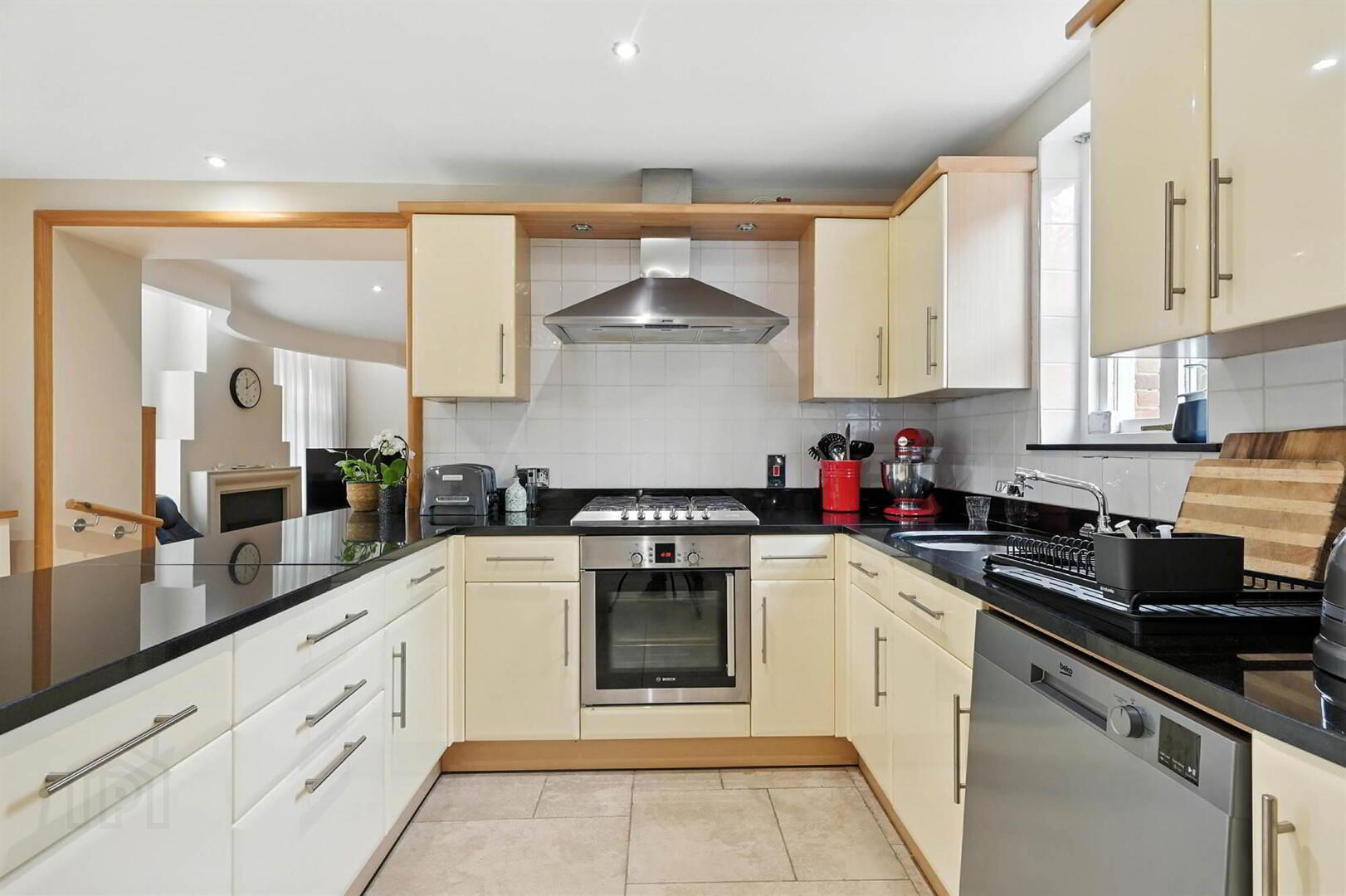 46 & 46a Myrtlefield Park 31 of 37