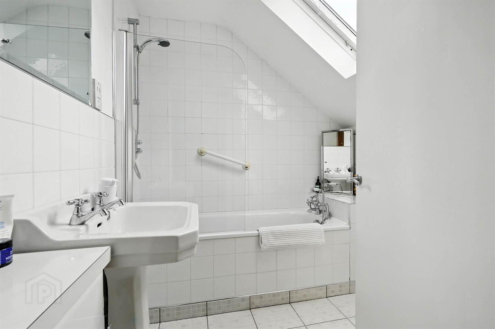 46 & 46a Myrtlefield Park 35 of 37