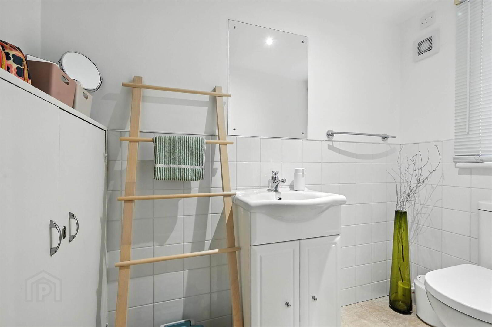 46 & 46a Myrtlefield Park 36 of 37