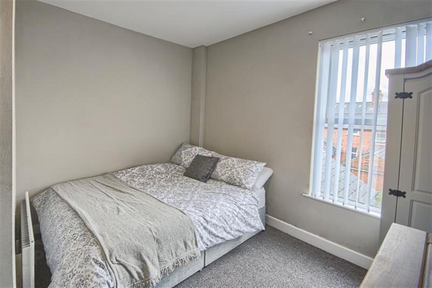 Room 6, 157 University Street 1 of 4