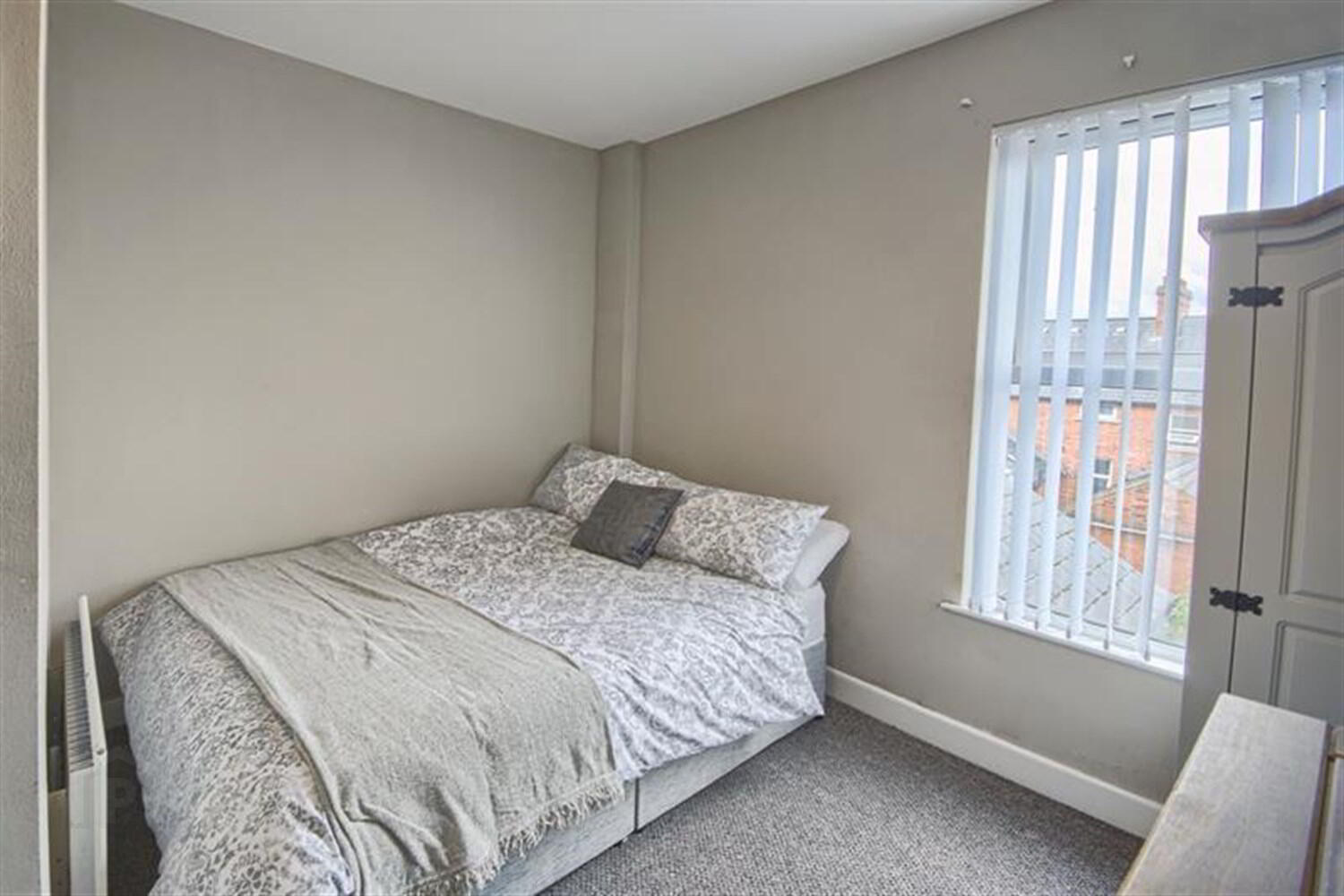 Room 6, 157 University Street 4 of 4