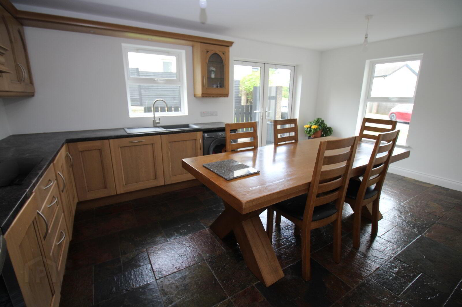 9 Leafield Park 8 of 21