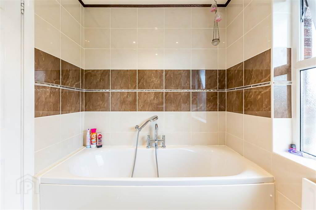 23 Oakwood Park 24 of 28