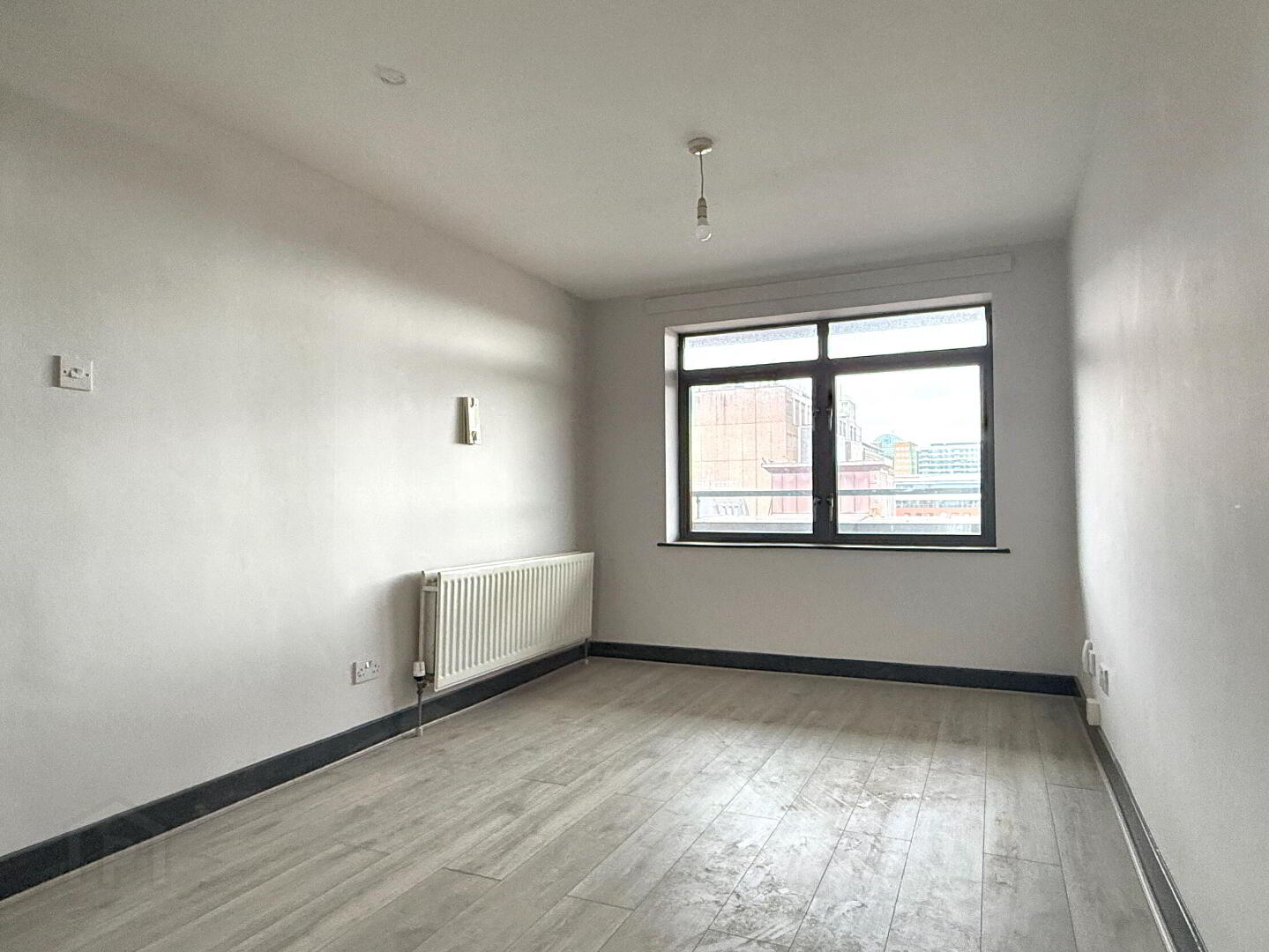 Apt 46 City Gate, 2 Sussex Place 3 of 9