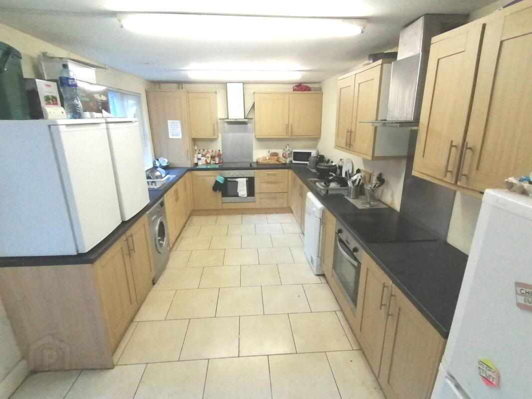 Room 5 - 109 Wellesley Avenue 3 of 7