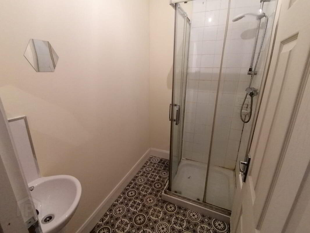 Room 5 - 109 Wellesley Avenue 4 of 7
