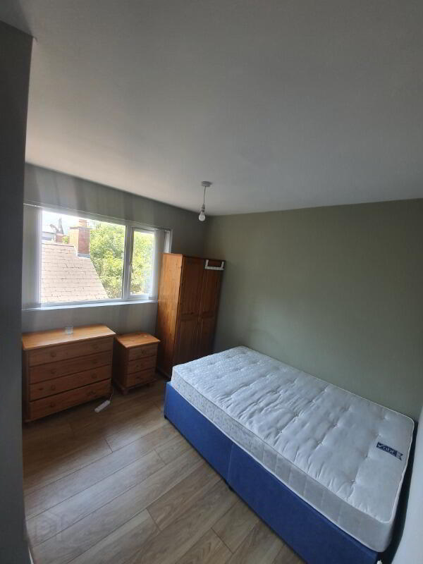 Room 5 - 109 Wellesley Avenue 6 of 7