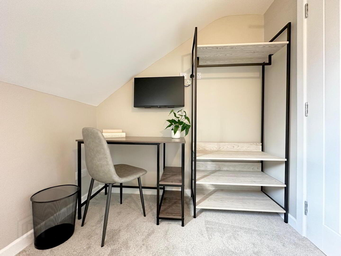 Room 4, 46 Portmore Street 11 of 22