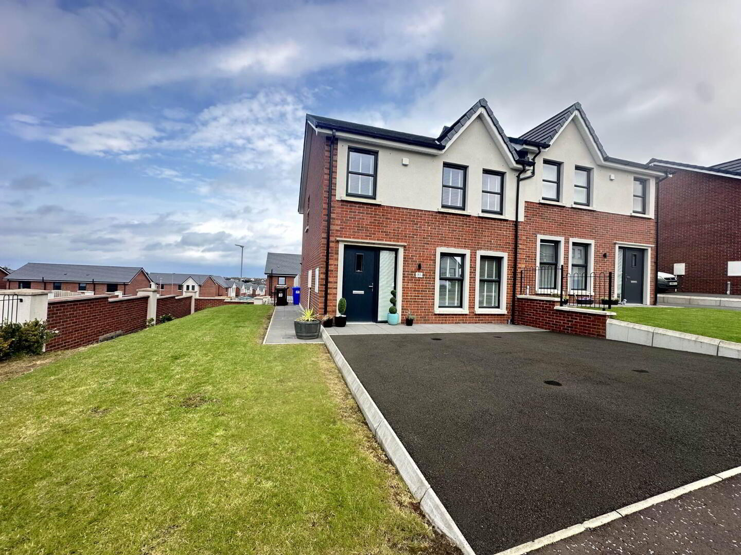 83 Blackthorn Rise 1 of 16