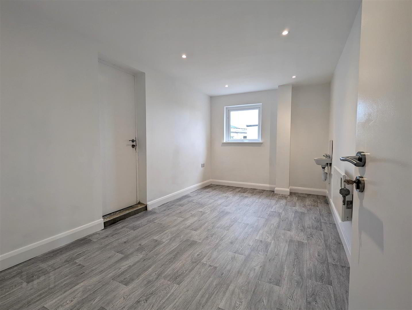Treatment Rooms, 85 Mill Road 6 of 8