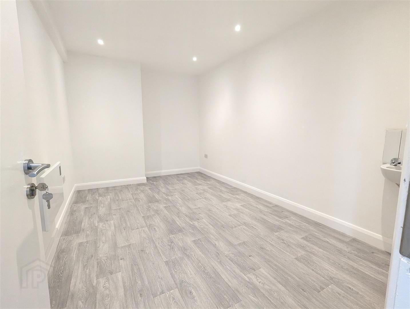 Treatment Rooms, 85 Mill Road 7 of 8