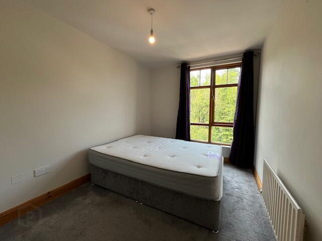 Woodbrook Crescent 5 of 9
