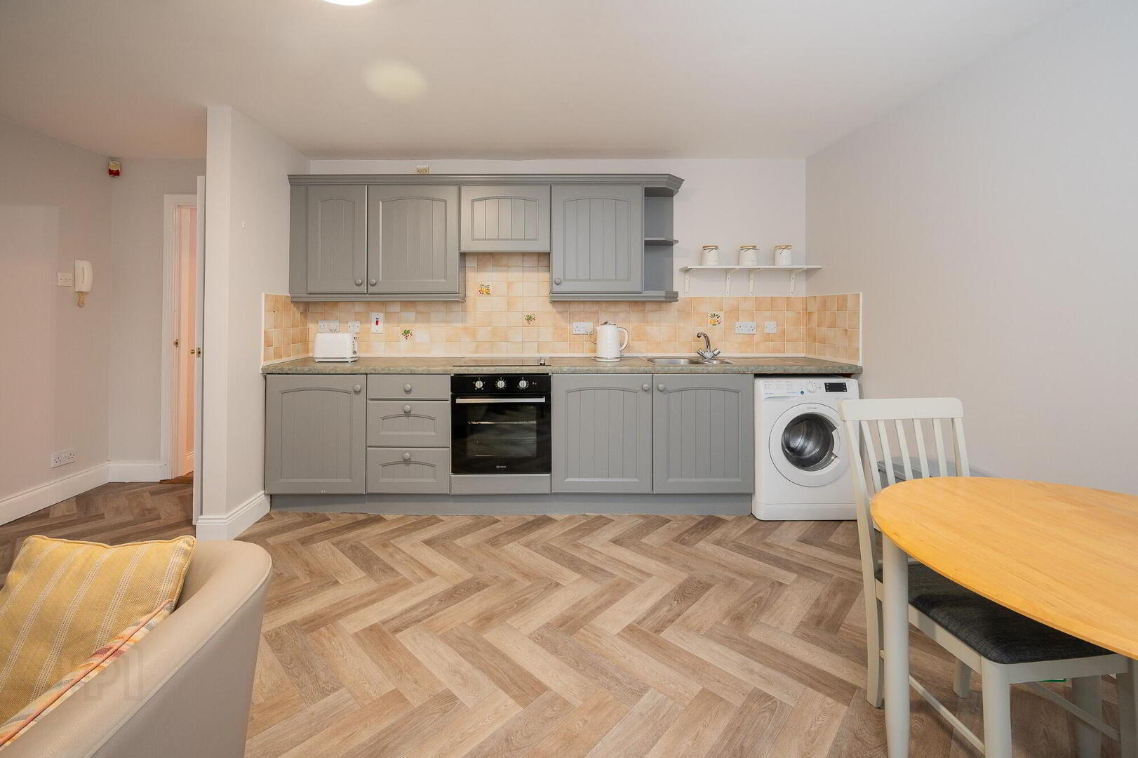 Apt 4, 85 Eglantine Avenue 4 of 9