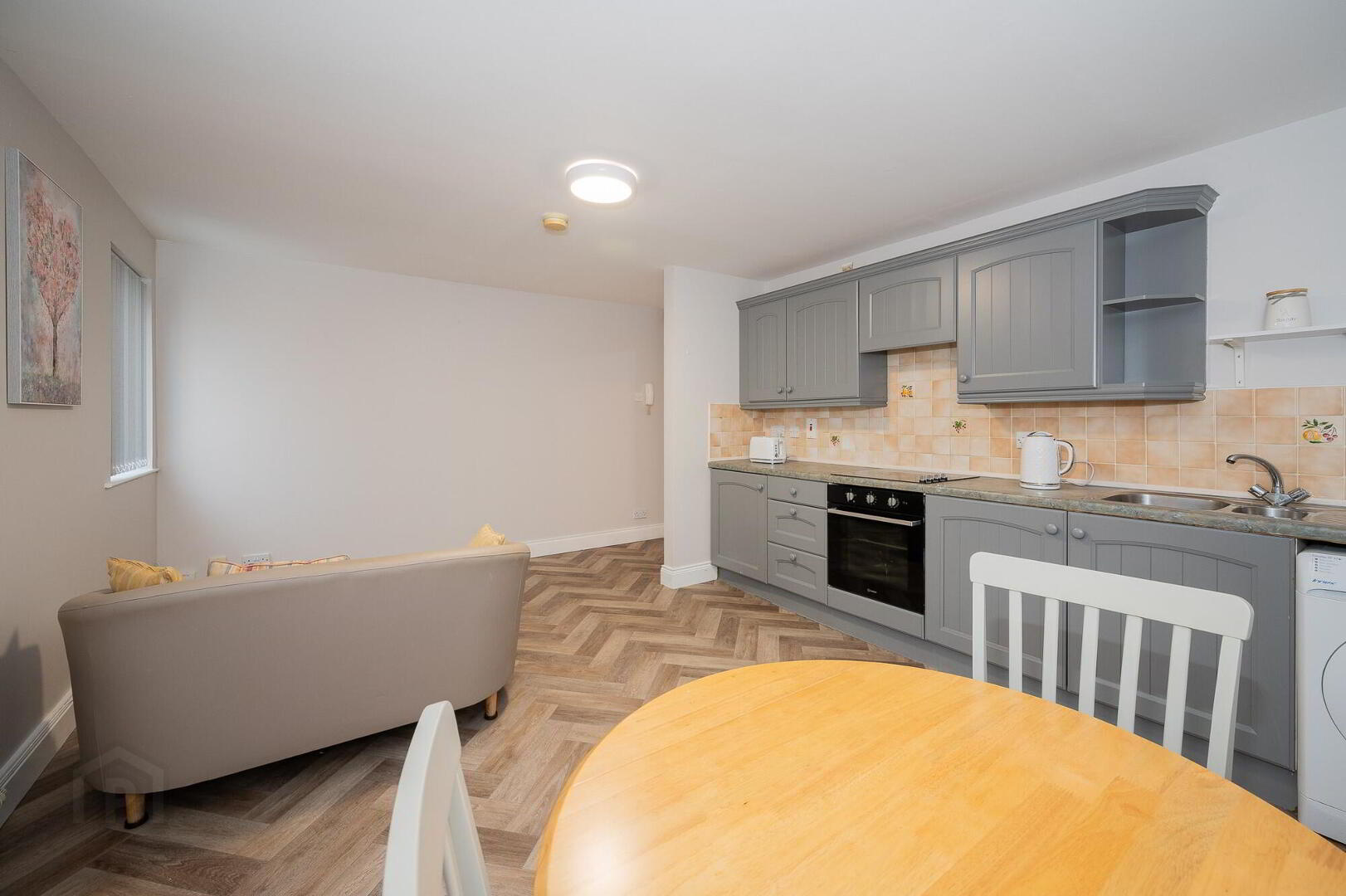 Apt 4, 85 Eglantine Avenue 5 of 9