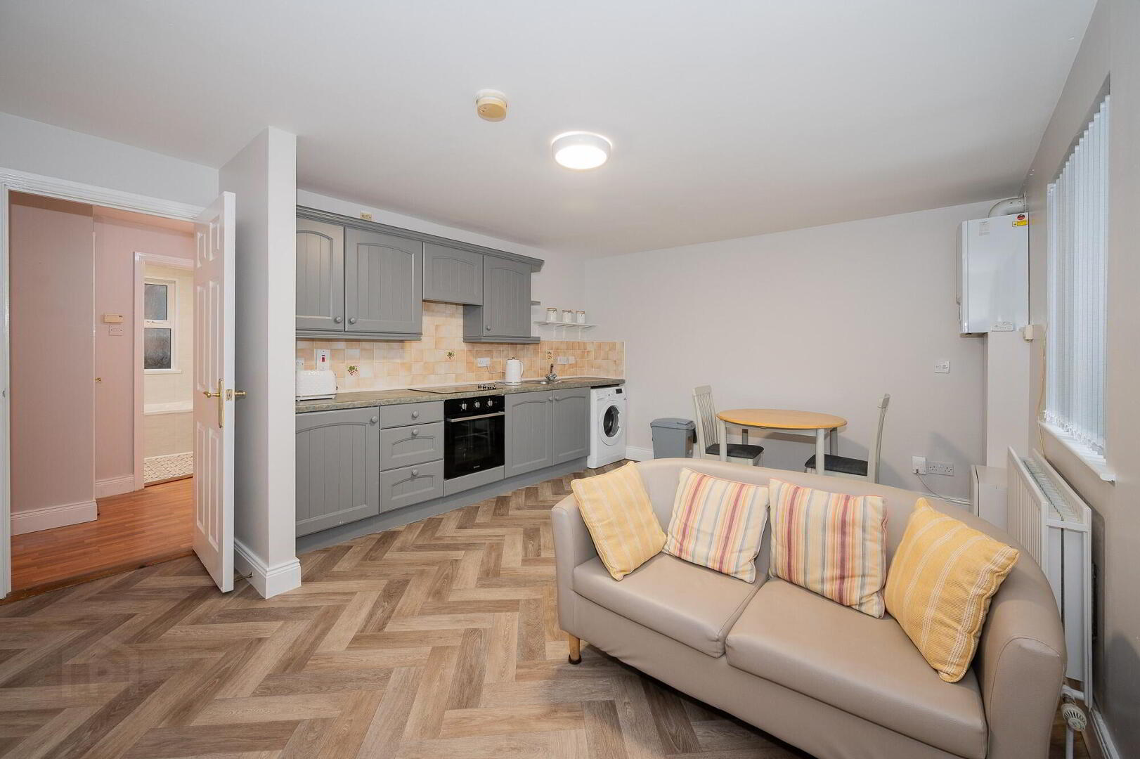 Apt 4, 85 Eglantine Avenue 3 of 9