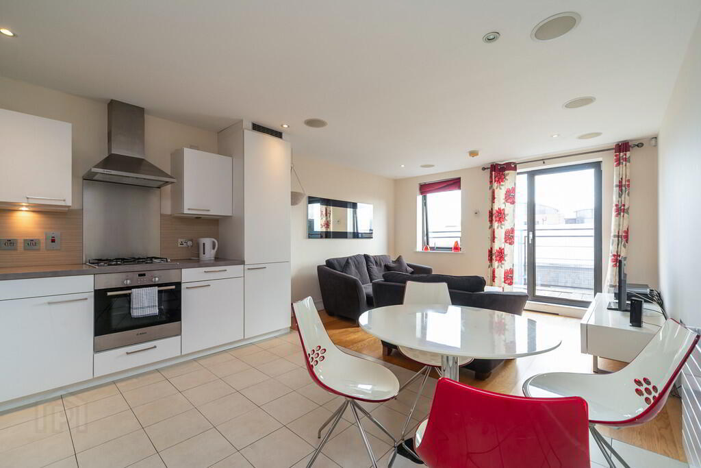 32 Custom House Residence, 2 Ulster Street 8 of 19