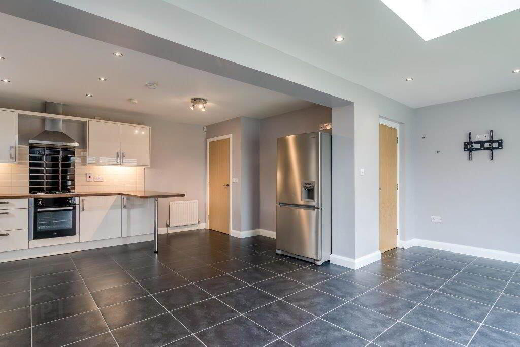 9 Holstein Crescent 6 of 22