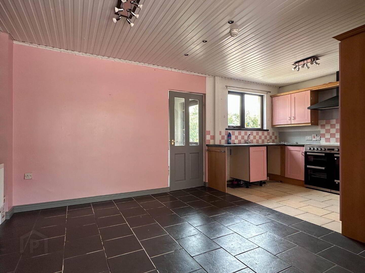 82 Hazelbank Road 8 of 32