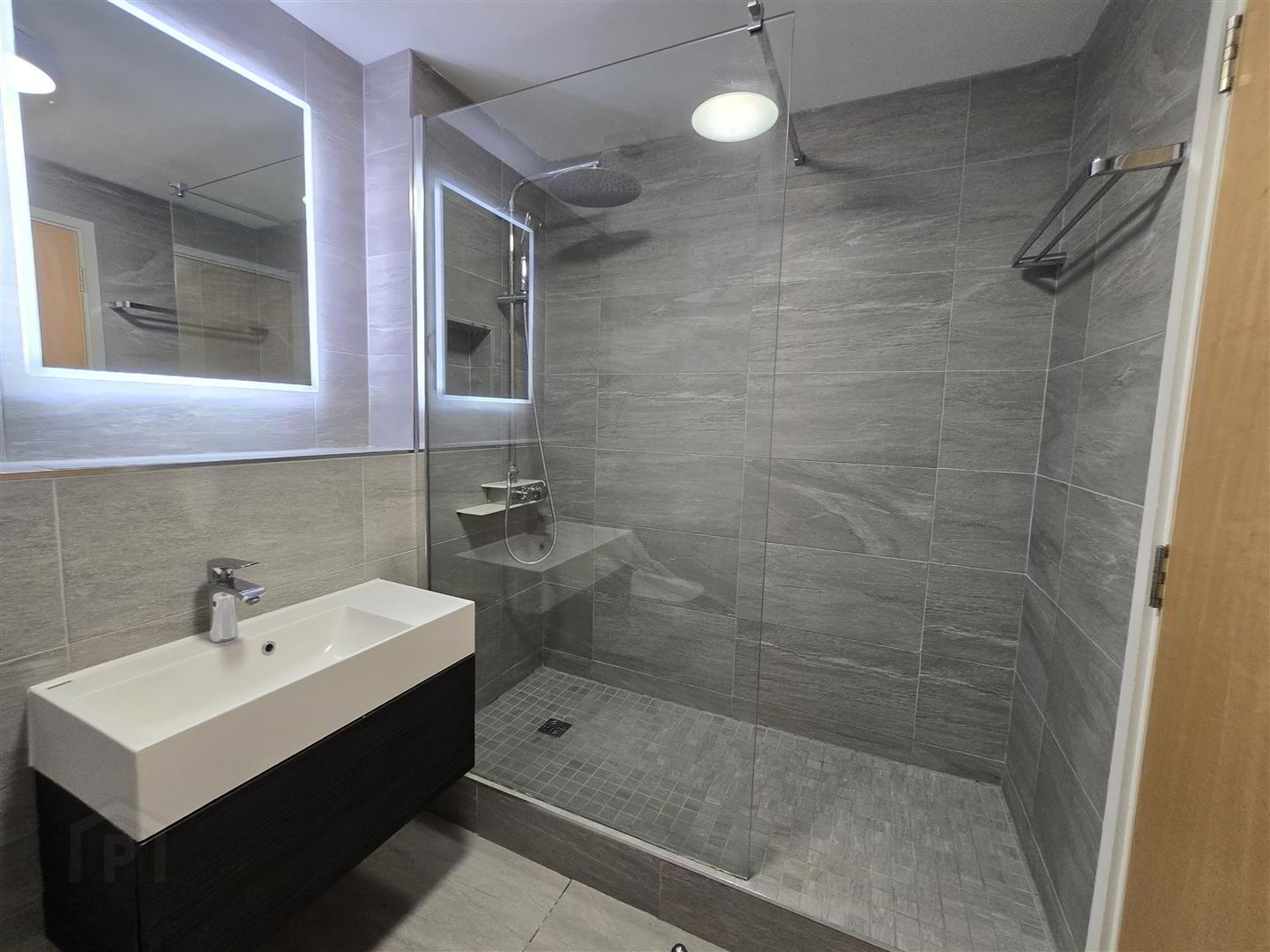 Apartment 48 17 Queens Square 23 of 23