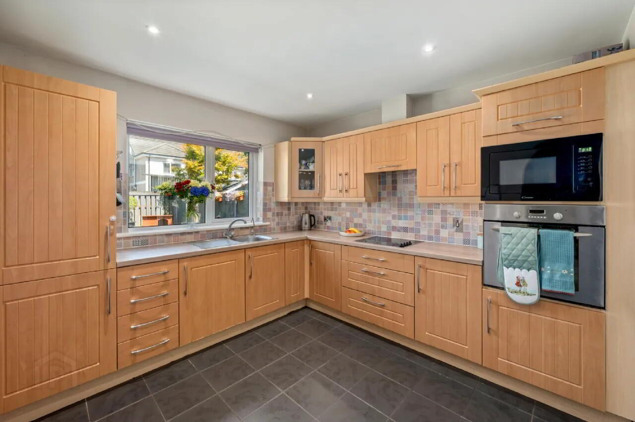 219 Fernwood 5 of 21