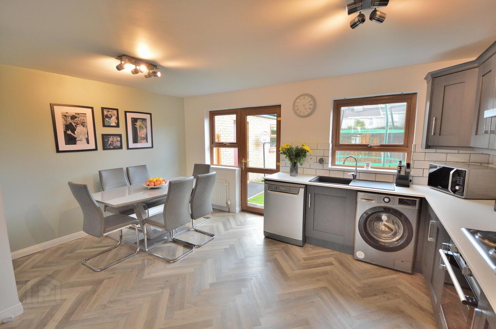29 Stonebridge Square 6 of 21