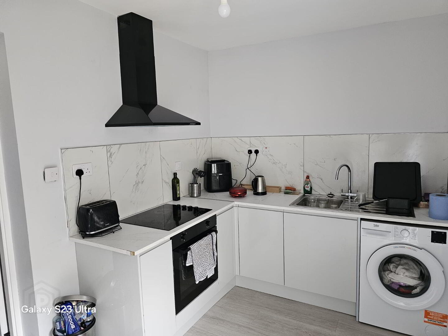 Room, 17 Dunvegan Street 1 of 10