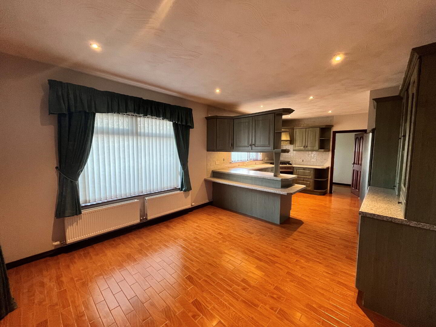 82 Paisley Road 6 of 25