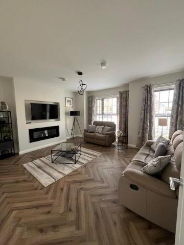 11 Willowfield Crescent 2 of 17