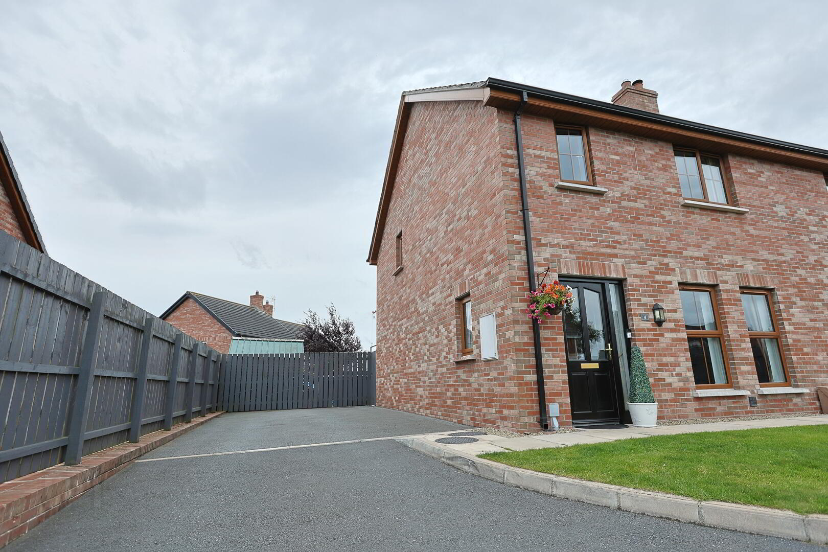 4 Lacehill Park 2 of 64