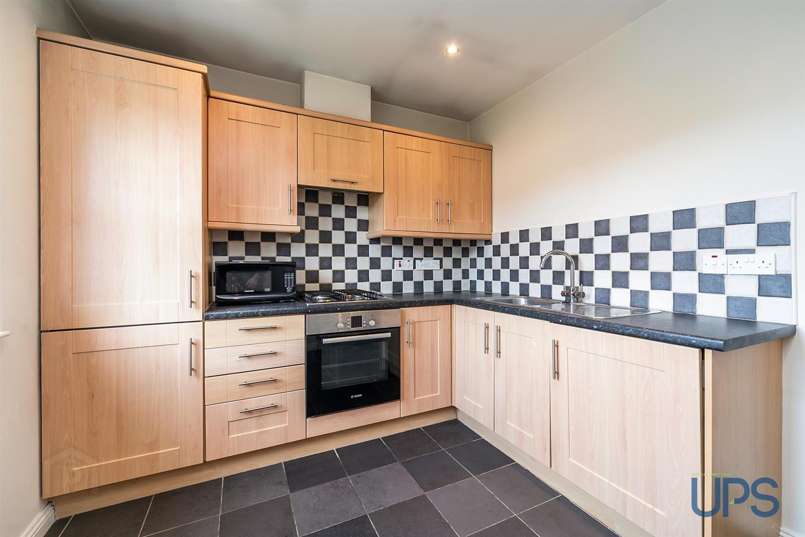 Apt 11, 15 St. Annes Road 6 of 24