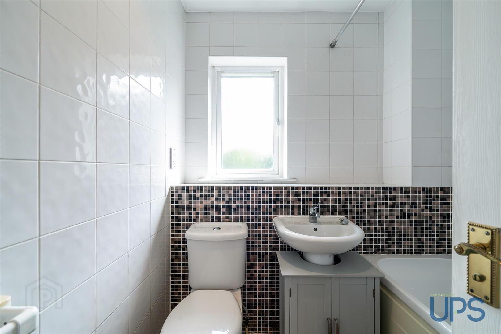 Apt 11, 15 St. Annes Road 15 of 24