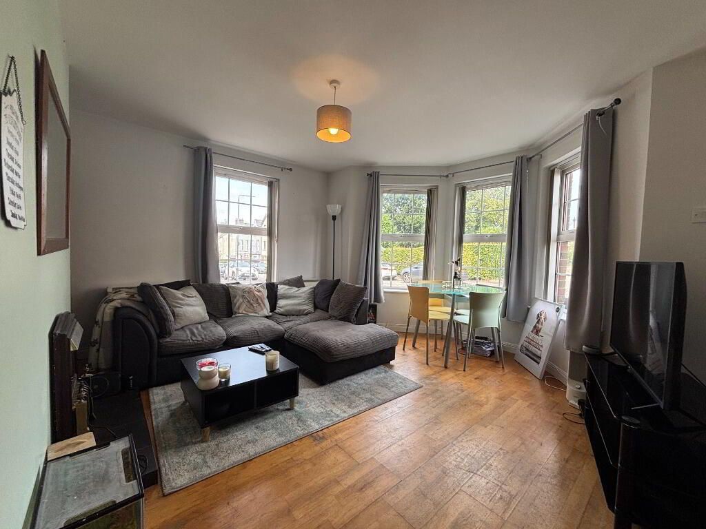 32b Ashley Avenue 2 of 7