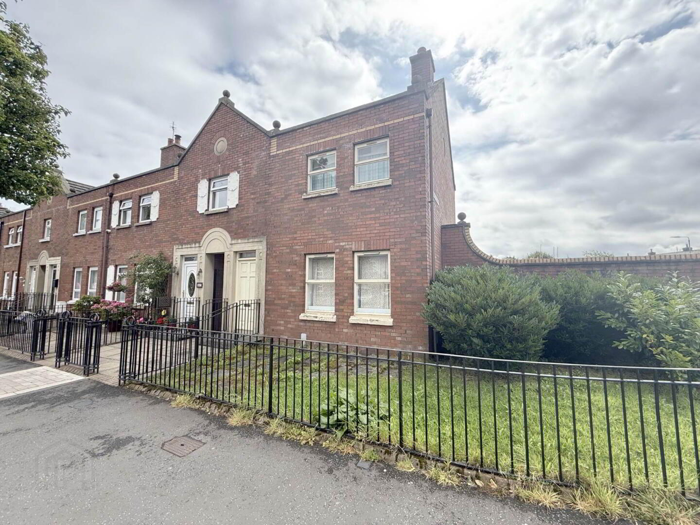 285 Albertbridge Road 1 of 2