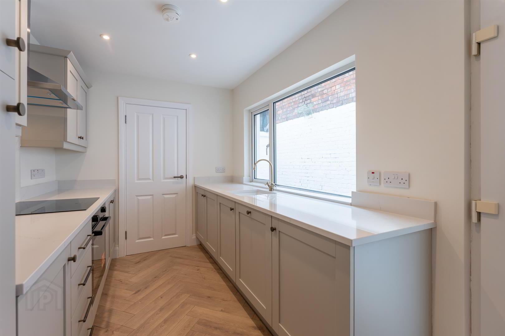 32 Adelaide Avenue 11 of 24
