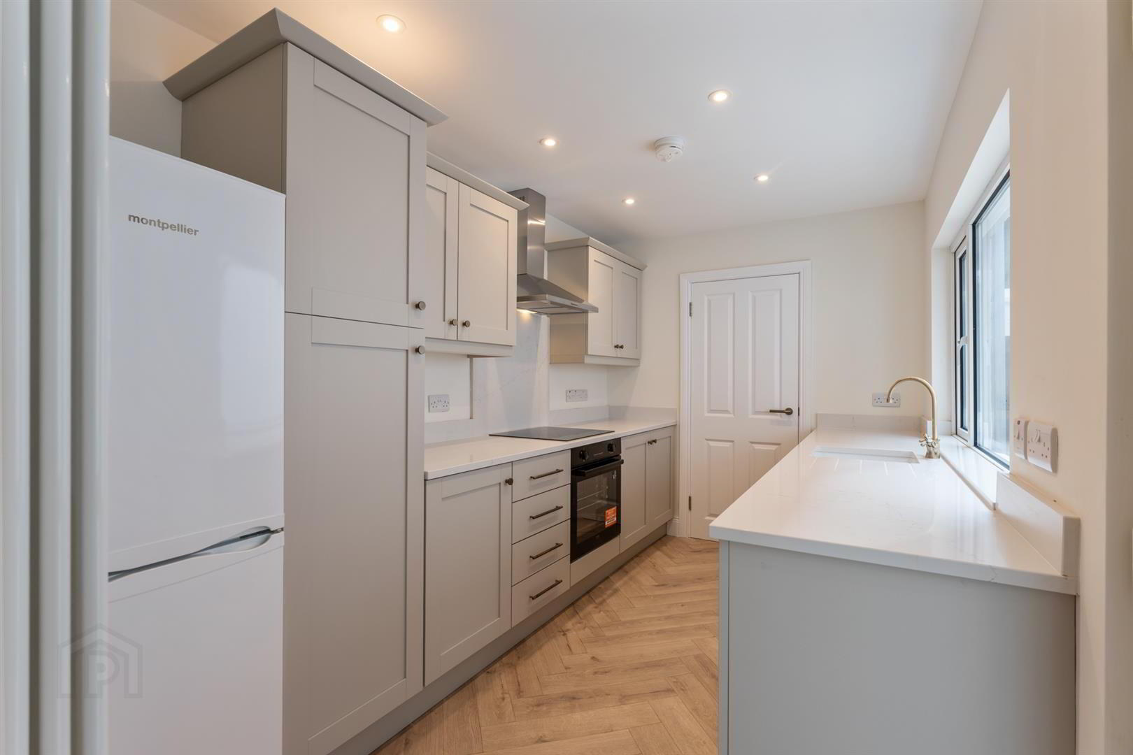 32 Adelaide Avenue 13 of 24
