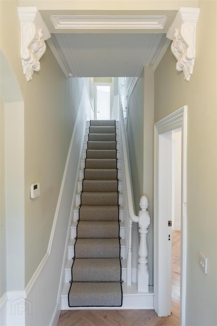 32 Adelaide Avenue 16 of 24