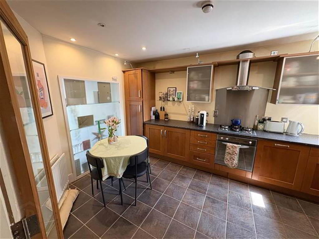 Apt 3, 36 Wellington Park 4 of 9