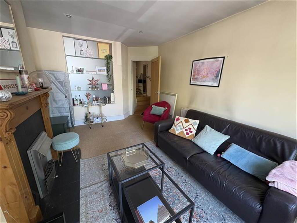 Apt 3, 36 Wellington Park 3 of 9