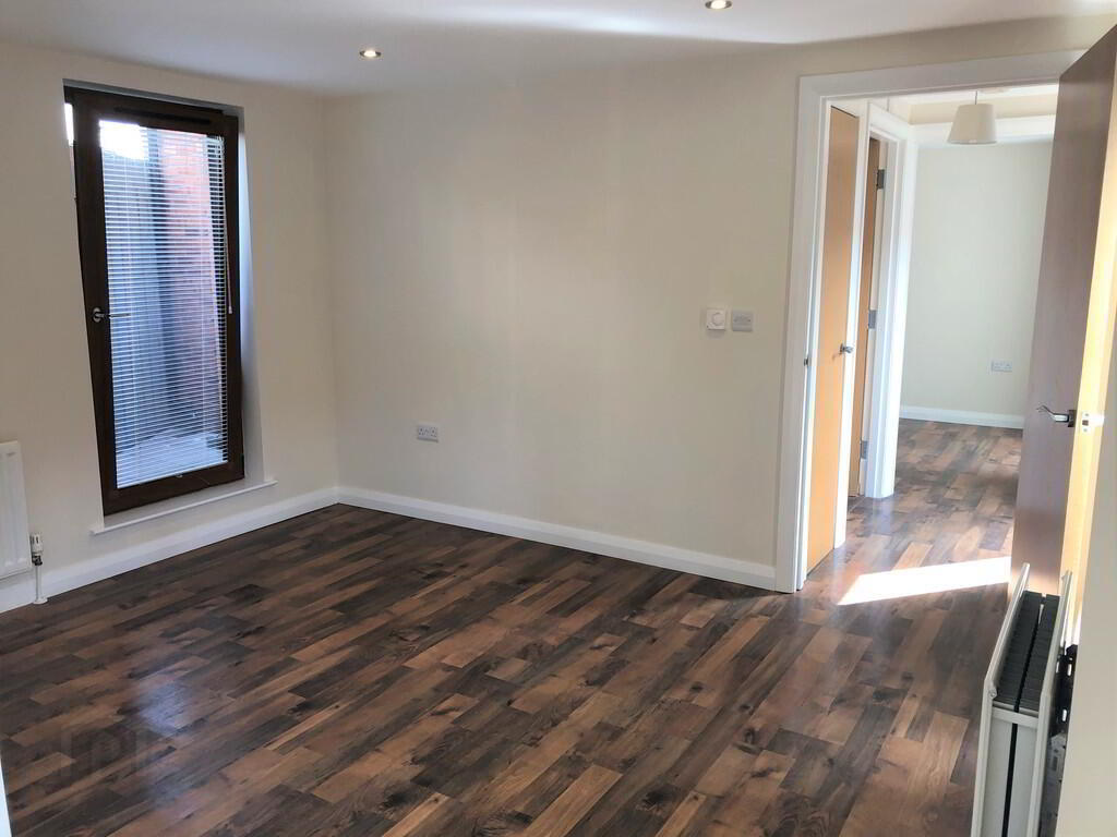 Apt 6, 10 Belmont Avenue West 5 of 9