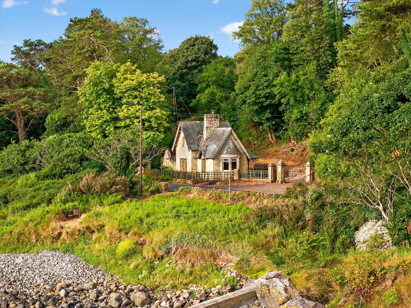 'Cairndhu Gate Lodge', 186 Coast Road 4 of 18