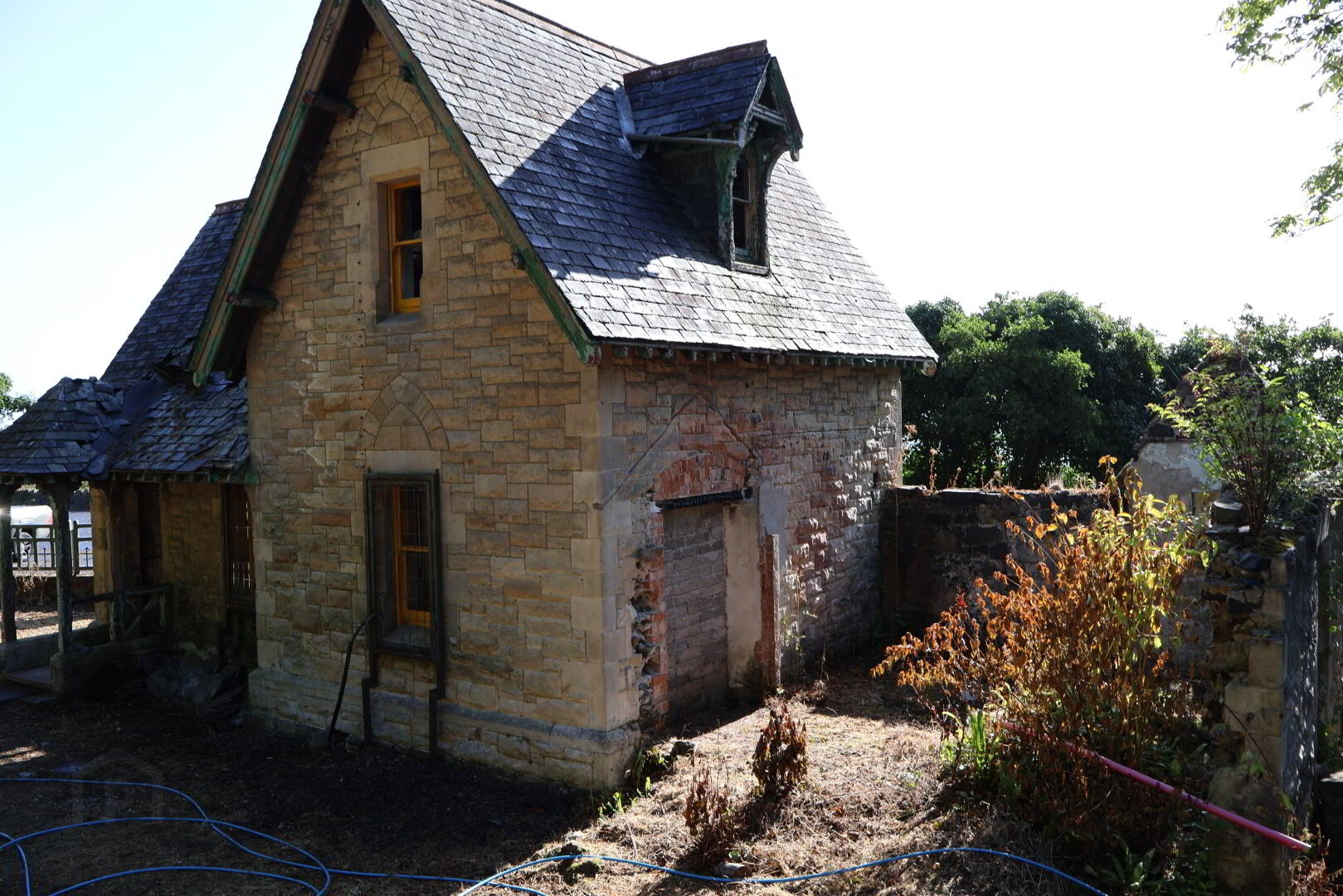 'Cairndhu Gate Lodge', 186 Coast Road 14 of 18