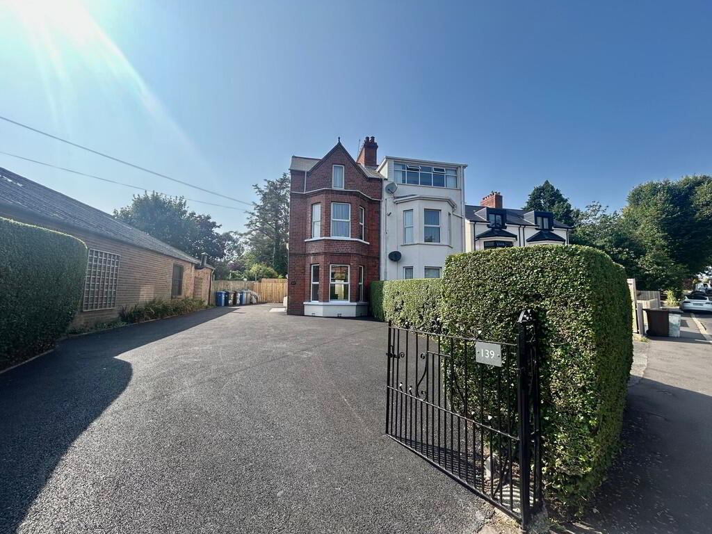 Apartment 1 139 Wandsworth Road 1 of 8