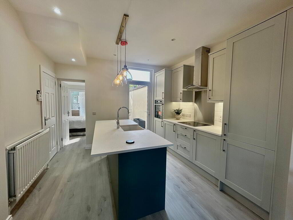 Apartment 1 139 Wandsworth Road 3 of 8