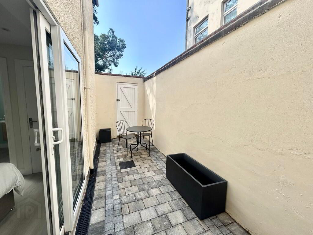 Apartment 1 139 Wandsworth Road 7 of 8