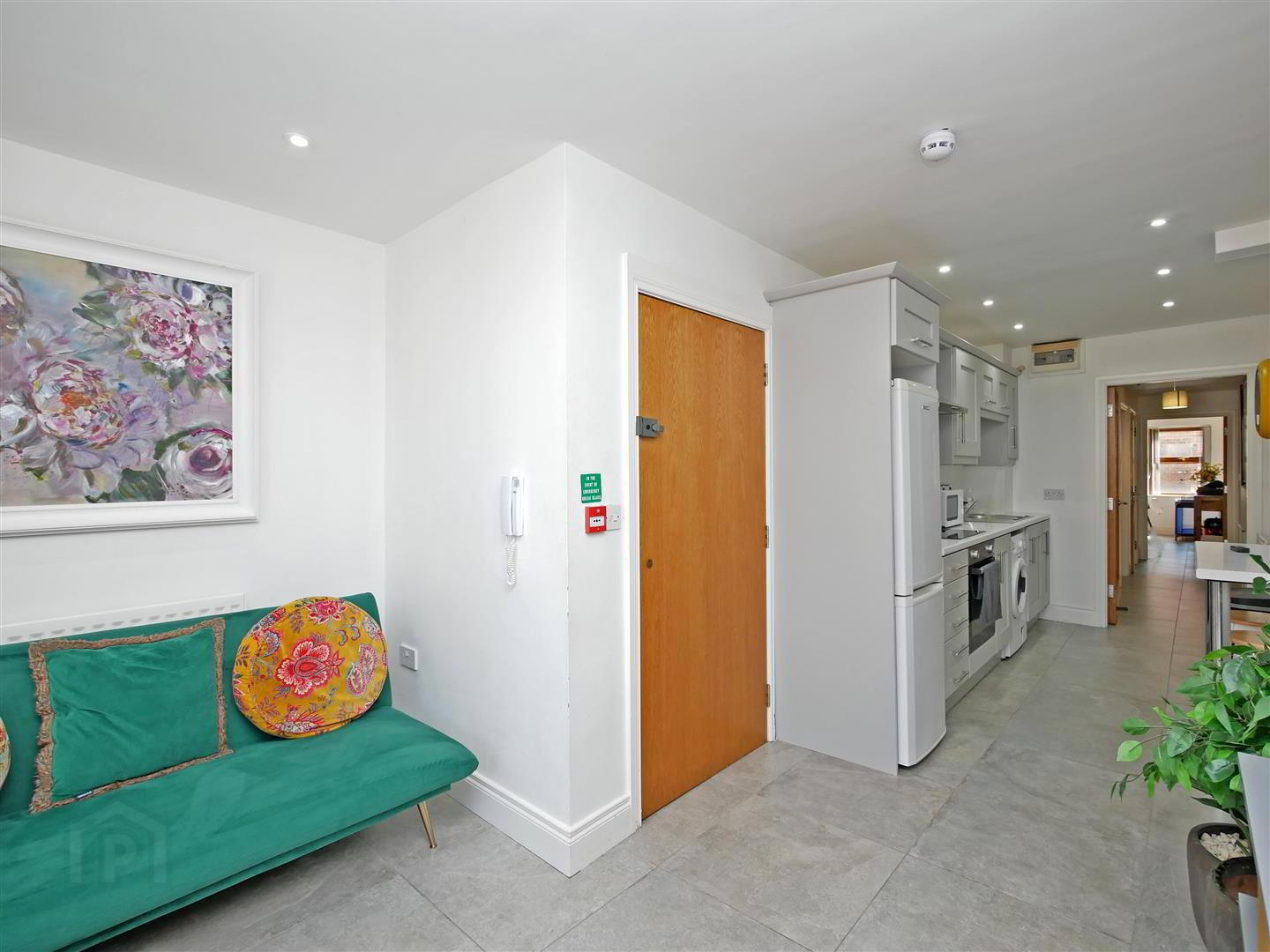 Apt 4, 167 University Street 3 of 13